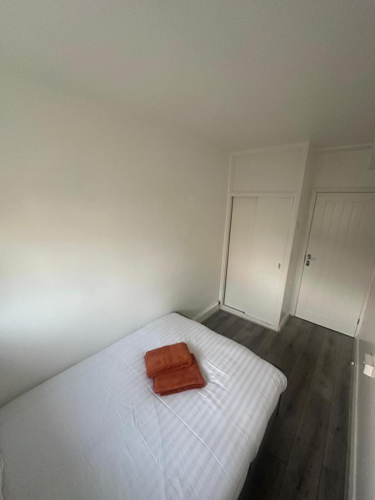 Modern Room In A 4 Bedroom Flat In London, Shared Bathroom! Exterior foto