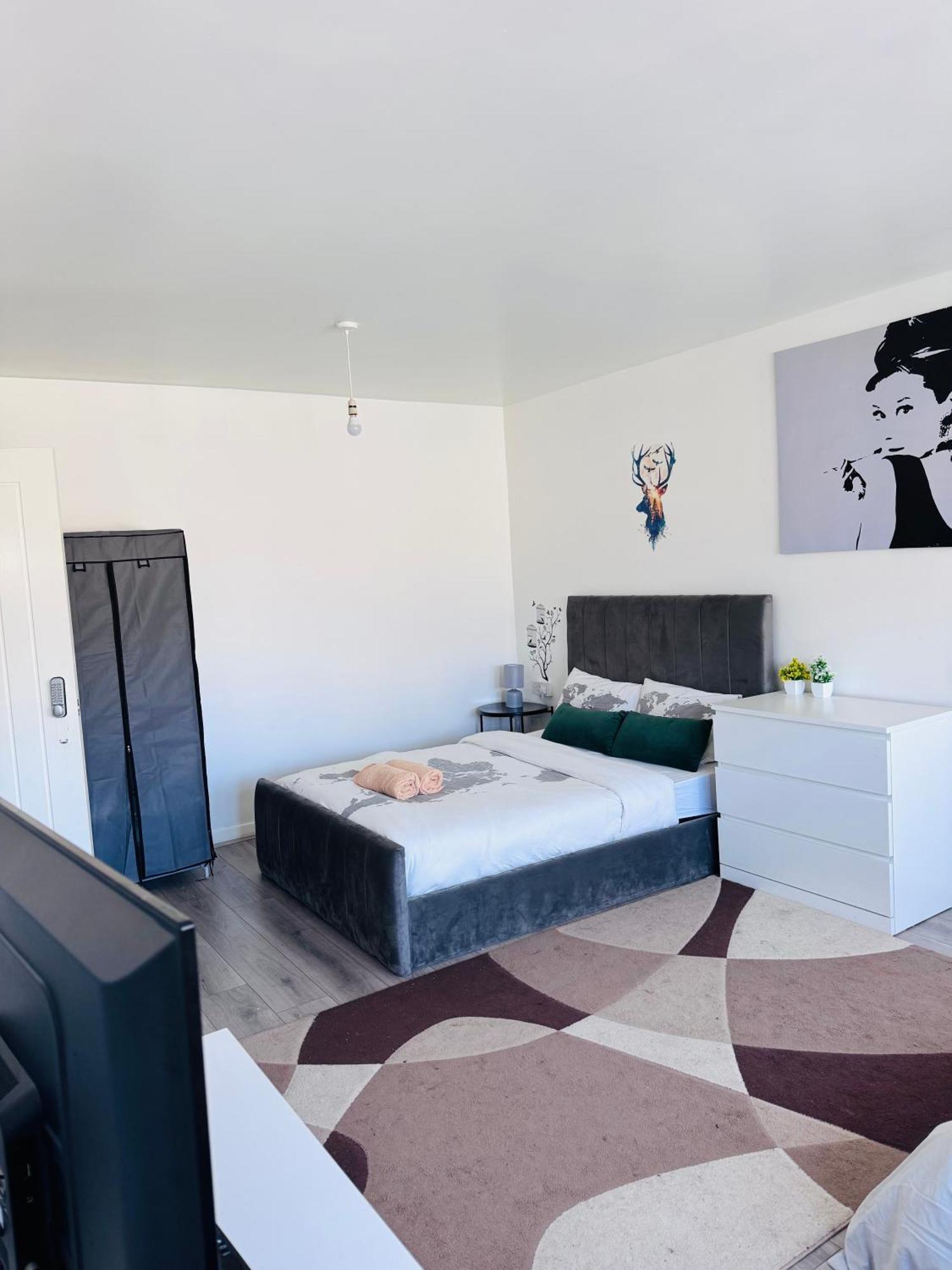 Modern Room In A 4 Bedroom Flat In London, Shared Bathroom! Exterior foto